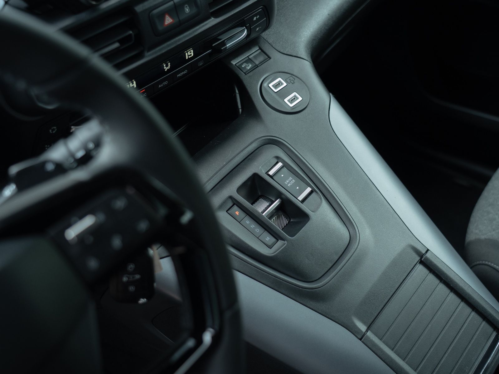 Fahrzeugabbildung Opel Combo Life  XL*7 SITZE*DAB*LED*NAVI*SITZHZG*ACC*